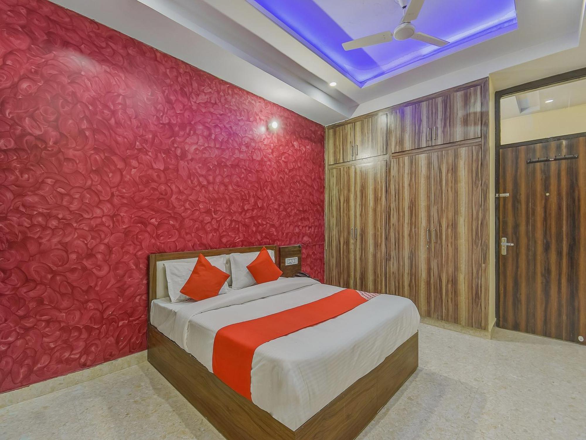 Hotel O Royal Blue 4*